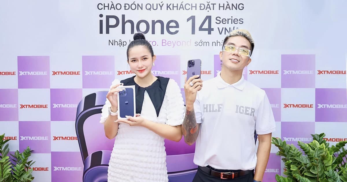 Ca, nhạc sĩ Khánh Đơn và bà xã Huỳnh Như sắm cặp iPhone 14 Pro Max Tím tại XTmobile