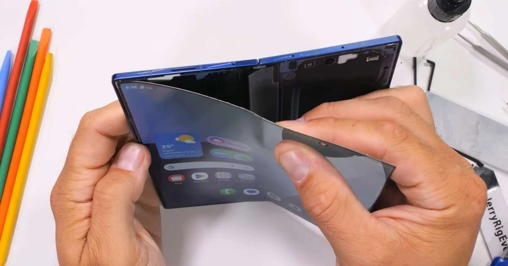 Tháo rời Galaxy Z Fold 7: Hé lộ những chi tiết thú vị về vật liệu cao cấp