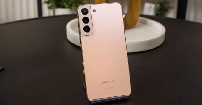 So sánh Samsung Galaxy S22 và iPhone 13: Đâu là chiếc điện thoại đáng sở hữu nhất?