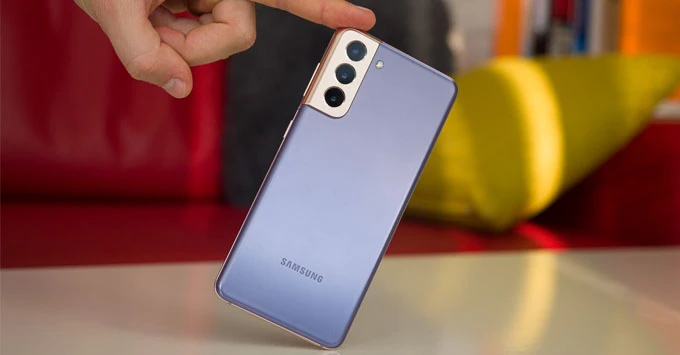 Không biết nên mua iPhone 12 hay Galaxy S21, hãy áp dụng cách này