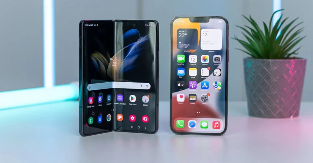 So sánh Samsung Z Fold 4 và iPhone 13 Pro Max: Flagship nào hấp dẫn hơn?