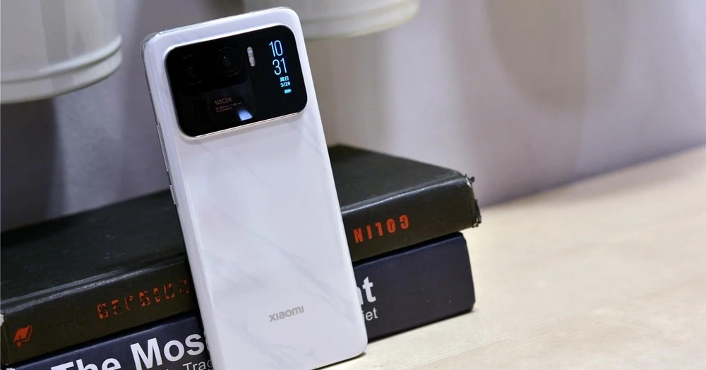 Màn hình phụ của Xiaomi Mi 11 Ultra áp dụng chung công nghệ tiết kiệm pin với MiBand 5