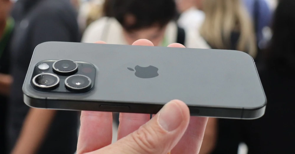 Trên tay iPhone 15 Pro: Gọn nhẹ, đa năng, bảng màu Titan mới lạ