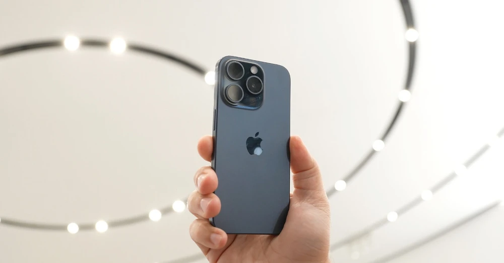 Vì sao iPhone 15 Pro Titan Xanh giá rẻ nhất trong các phiên bản?