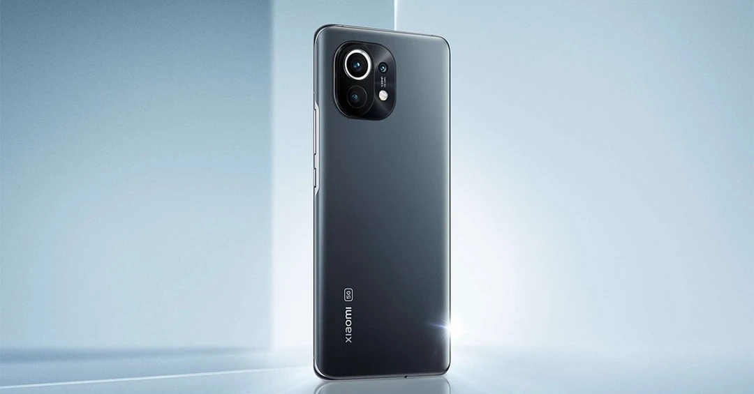 ​Xiaomi 12 lộ ảnh trên tay người dùng với màn hình cong ấn tượng, chip Snapdragon 898