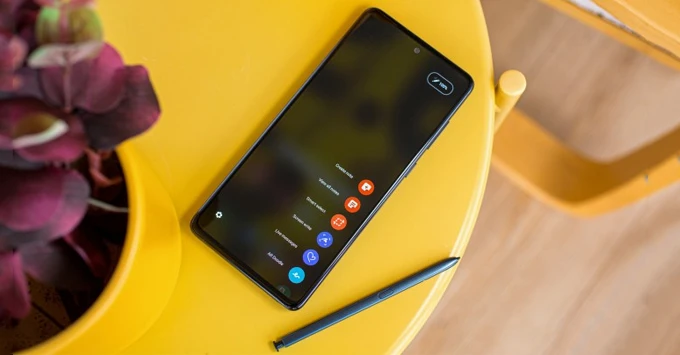 So sánh iPhone SE 2020 và Galaxy Note 10 Lite: Cuộc chiến gây cấn từ 2 flagship giá rẻ