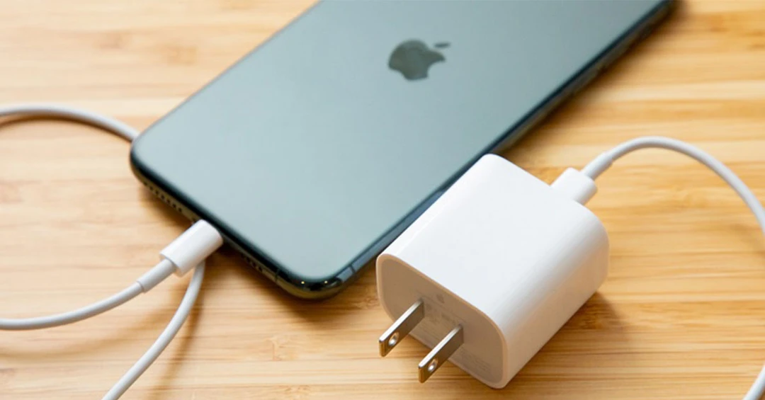 Apple và Samsung đối diện án phạt mới: Chấm dứt bỏ củ sạc để bảo vệ môi trường?