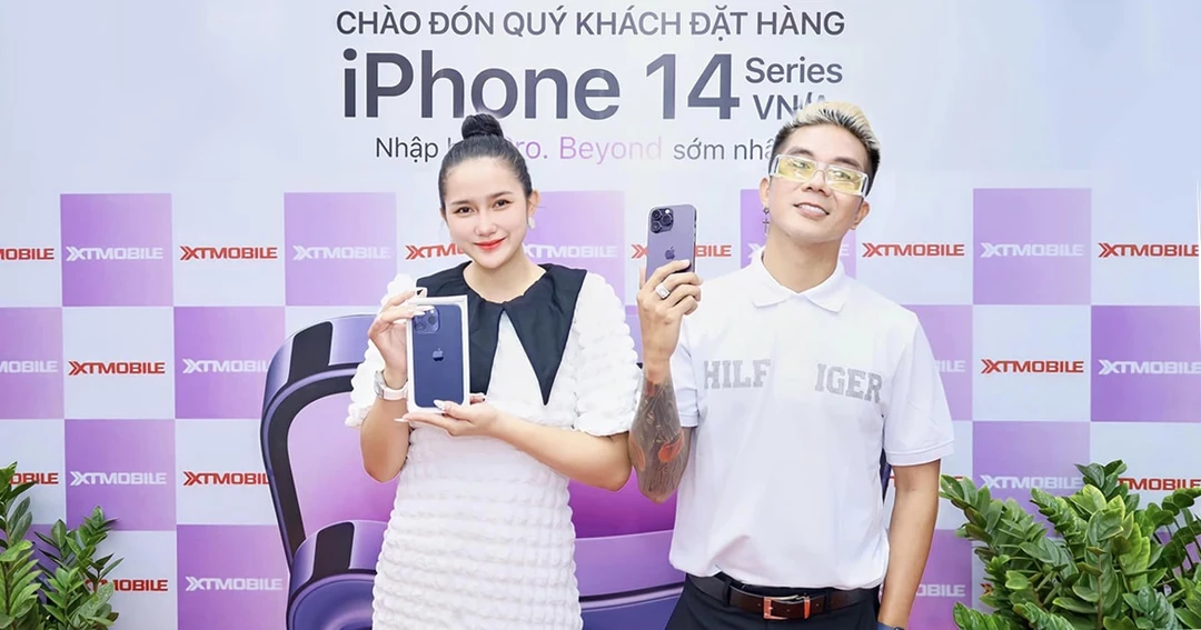Ca, nhạc sĩ Khánh Đơn và bà xã Huỳnh Như sắm cặp iPhone 14 Pro Max Tím tại XTmobile