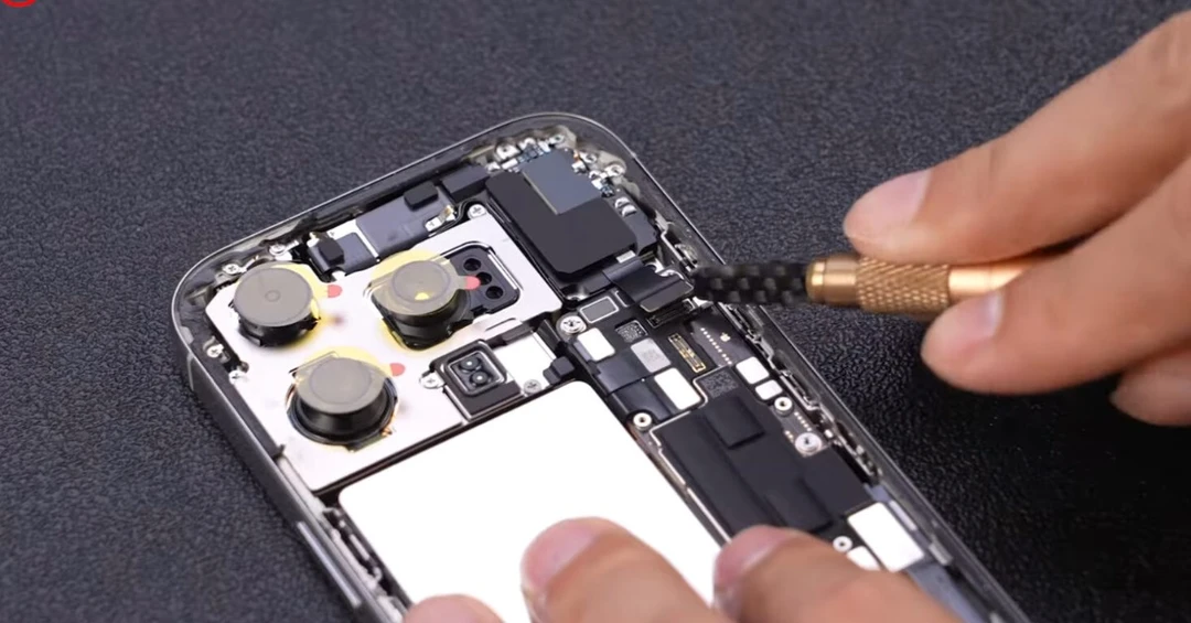 'Mổ bụng' iPhone 16 Pro Max: Không có vỏ bọc pin kim loại như bản Pro