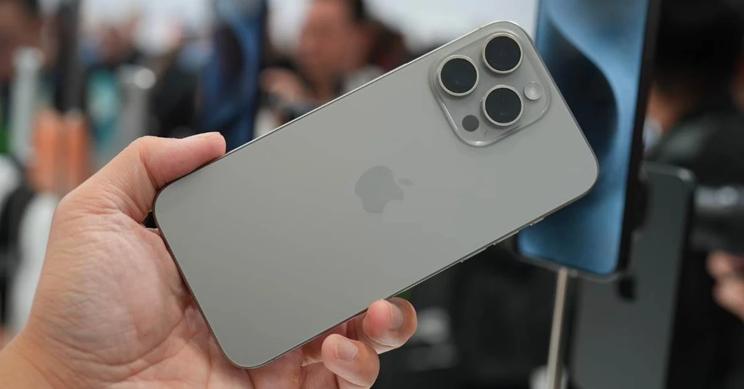 Trên tay iPhone 15 Pro Max: Nhẹ hơn, viền mỏng, nút Action Button quá thú vị!