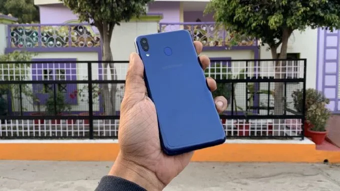 Galaxy M20 có khung và vỏ kim loại chắc chắn