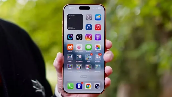 Màn hình hiển thị là yếu tố quan trọng khi so sánh Xiaomi 17 Ultra và iPhone 17 Pro Max