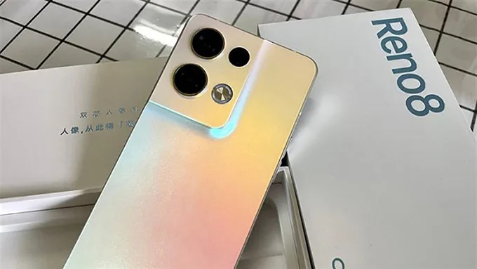 So sánh chi tiết OPPO Reno8 5G và Nothing Phone (1): vẻ ngoài