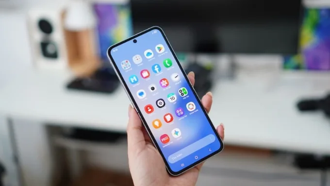 Galaxy Z Flip 8 mang đến cải thiện đáng chú ý ở cả 2 màn hình