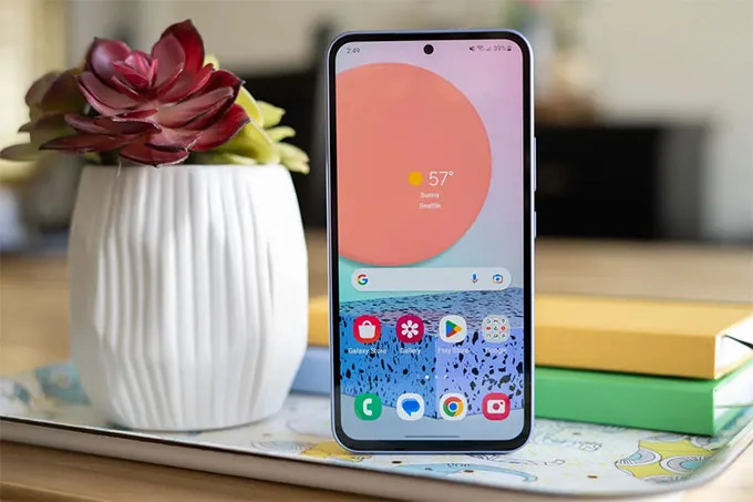 Galaxy A54 sử dụng thiết kế màn hình nốt ruồi