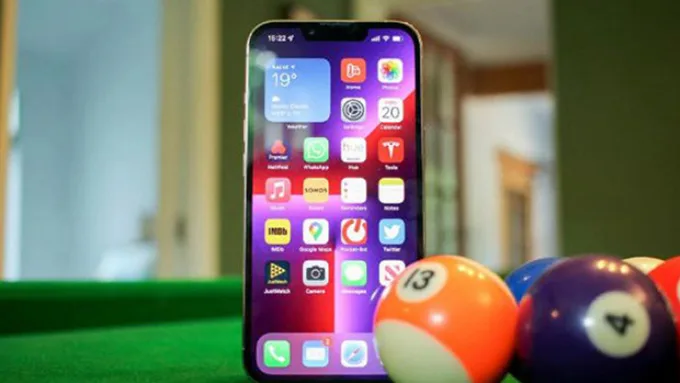 Samsung Glalaxy S22 Plus so sánh với iPhone 13 Pro màn hình