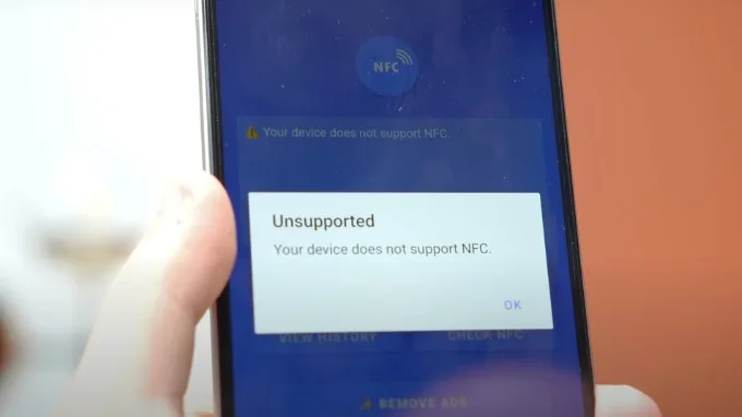 Một điểm trừ đáng tiếc là máy không hỗ trợ NFC
