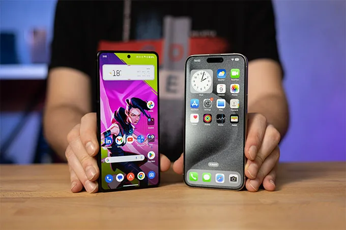 Màn hình iPhone 15 Pro Max và ROG Phone 8 Pro đều mang đến khả năng hiển thị xuất sắc