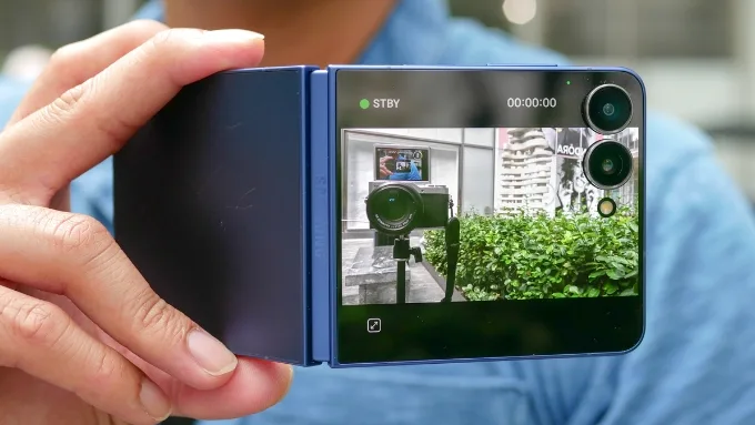 Galaxy Z Flip 8 sở hữu hệ thống camera tối giản hơn với 2 ống kính