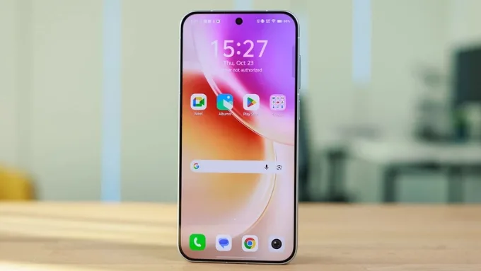 Vivo X300 sở hữu màn hình LTPO AMOLED 6.31 inch, độ phân giải 1.5K (khoảng 2800 x 1260 pixel) cùng tần số quét 120Hz