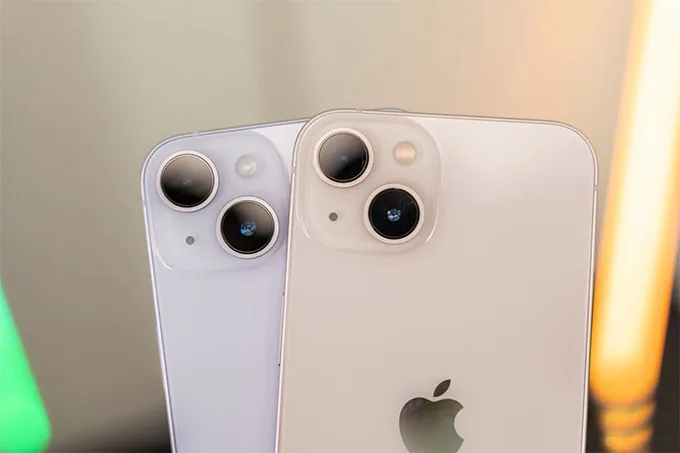 Cả hai điện thoại đều đi kèm với camera kép 12MP nhưng iPhone 14 được bổ sung một số tính năng