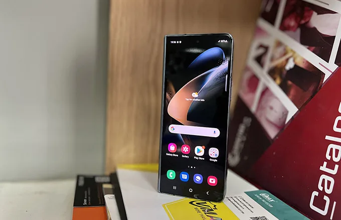Samsung Z Fold 4 có kích thước màn hình phụ 6,2 inch