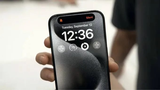 Trên tay iPhone 15 Pro Max với thiết kế Dynamic Island