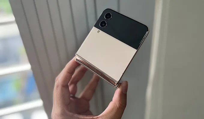 Galaxy Z Flip 4 sở hữu thiết kế màn hình vỏ sò