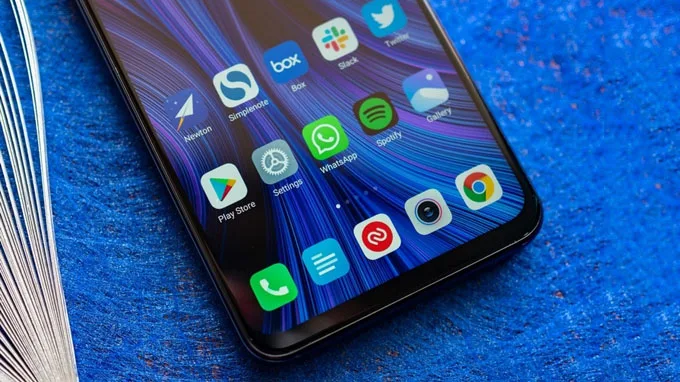 Phần cằm dưới của máy khá dày so với các cạnh viền bezel xung quanh