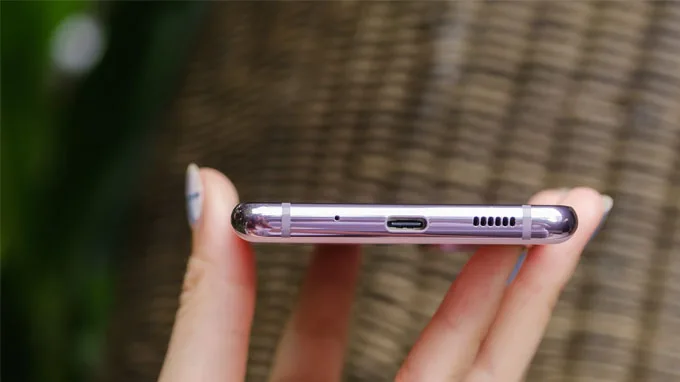 Cạnh dưới Galaxy S20 gồm cổng Type C, loa ngoài, micro và 2 dãy ăng ten
