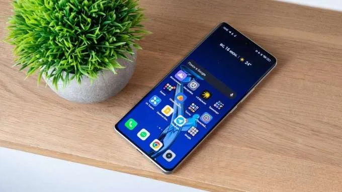 Realme GT 6 là điện thoại màn hình cong nổi bật trong phân khúc tầm trung 