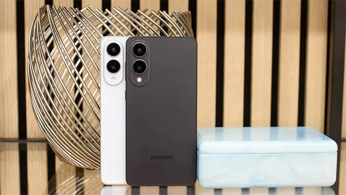 Mặt sau chỉ trang bị 2 camera