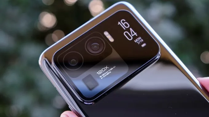 Xiaomi 12 hệ thống 3 camera với cảm biến chính CMOS 50MP được tuỳ chỉnh bởi Samsung hoặc Sony.