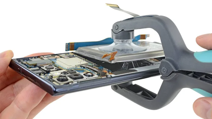Tháo pin Galaxy Note 10+ 5G gặp nhiều khó khăn