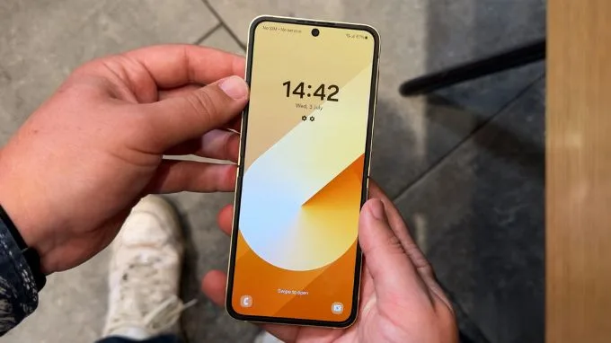 Hình ảnh mở hộp trên tay Galaxy Z Flip 6