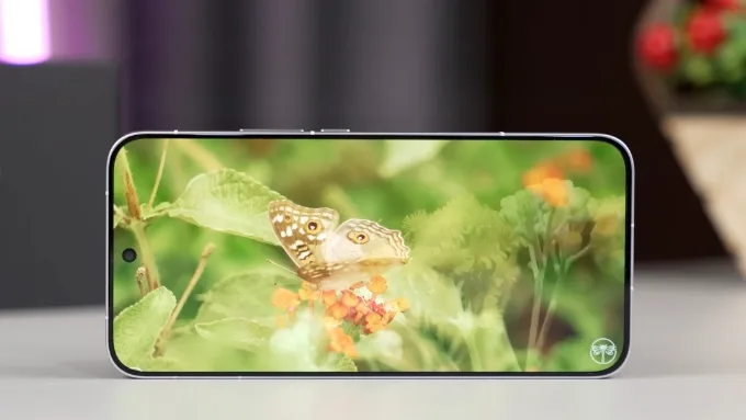 Màn hình của iQOO 15 sử dụng công nghệ LTPO AMOLED với kích thước 6.85 inch và độ phân giải QHD+ (1440 x 3168)