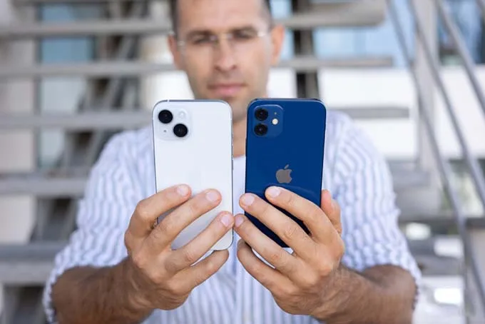 Cụm camera kép 2 ống kính ở mặt sau iPhone 15 Plus và iPhone 12