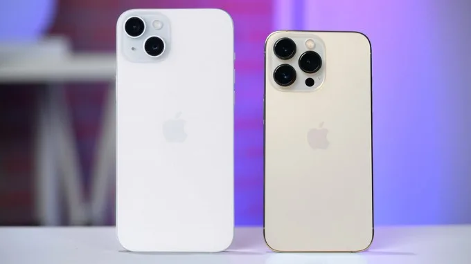 Thiết kế iPhone 15 Plus (trái) và iPhone 13 Pro (phải)