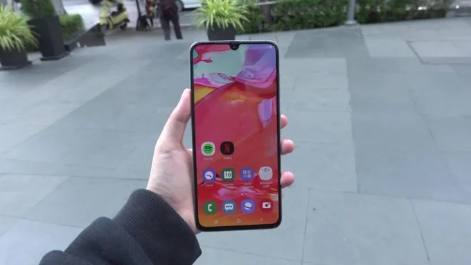 Màn hình Galaxy A70 khá giống Galaxy A50