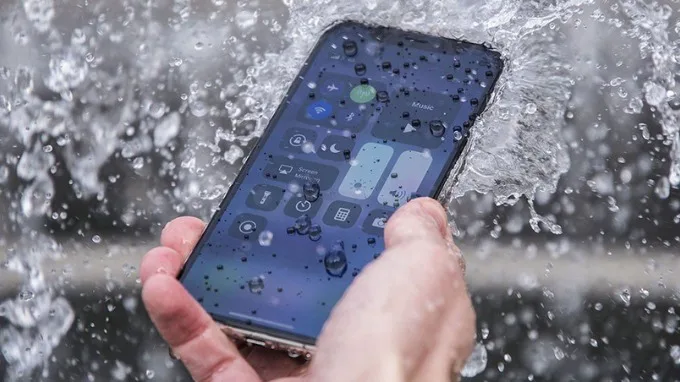 Màn hình iPhone bị chảy mực do ngấm nước