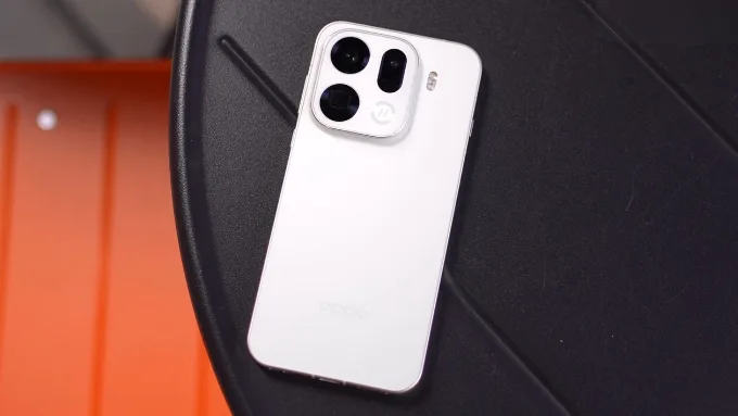 OPPO Find X9 Pro sở hữu thiết kế mỏng 8.3mm khung nhôm kết hợp mặt lưng kính Gorilla Glass Victus 2