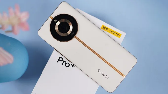 Ngoại hình Realme 11 Pro Plus sang trọng, đẳng cấp