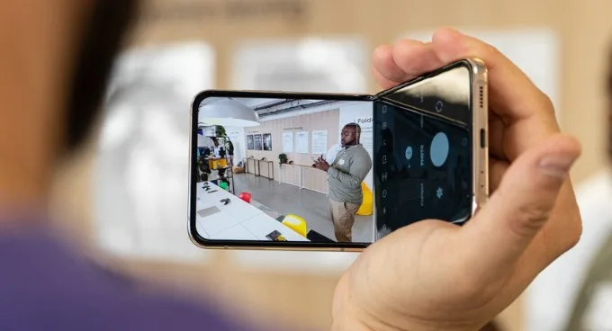 Camera chính của Galaxy Z Flip6