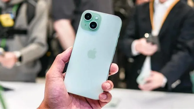 Trên tay iPhone 15 màu xanh lá