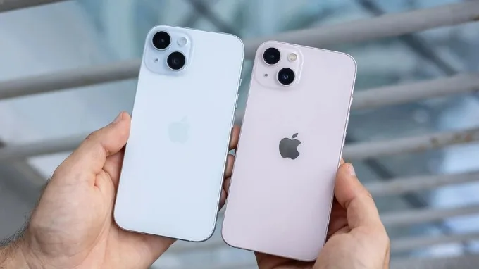 iPhone 15 (bên trái) và iPhone 13 (bên phải)
