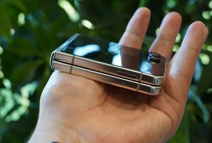 Hình ảnh thực tế bản lề không khe hở của Galaxy Z Flip 5