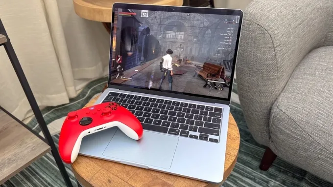 Cả 2 thiết bị đều chạy macOS Tahoe với khả năng tích hợp sâu Apple Intelligence
