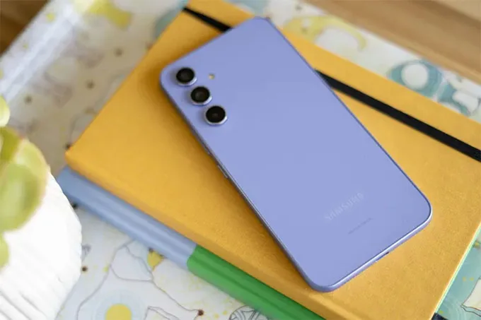 Samsung Galaxy A54 trông cao cấp hơn với mặt lưng kính