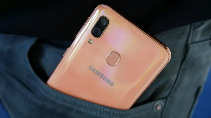 i Samsung A40 được tích hợp hệ thống camera kép ở mặt sau