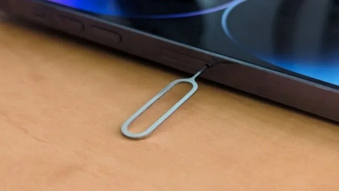 Tháo và lắp lại SIM